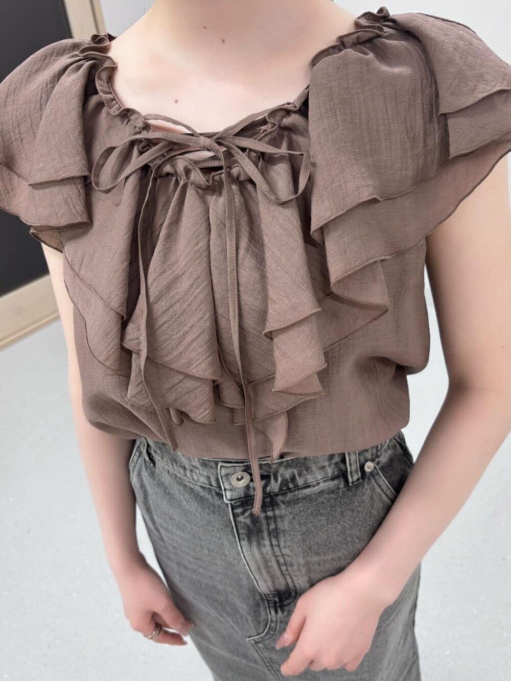 グレー系のスカート、ブラウン系のシャツ/ブラウスを着用したレディースの秋コーディネートの3枚目の写真