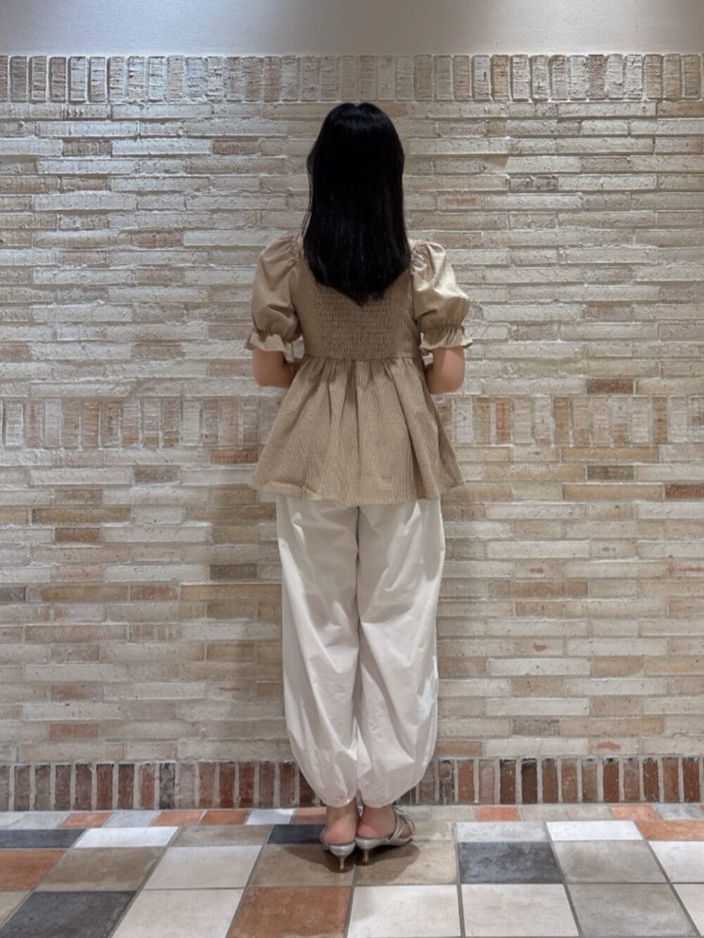 シルバー系のパンプス、ブラウン系のショルダーバッグ、ブラウン系のシャツ/ブラウスを着用したレディースの夏コーディネートの3枚目の写真