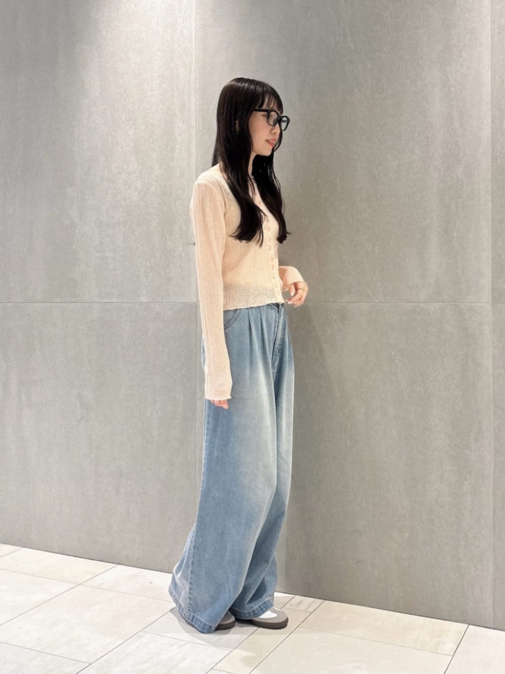 ブルー系のその他パンツ、ピンク系のTシャツ/カットソーを着用したレディースの春コーディネートの2枚目の写真