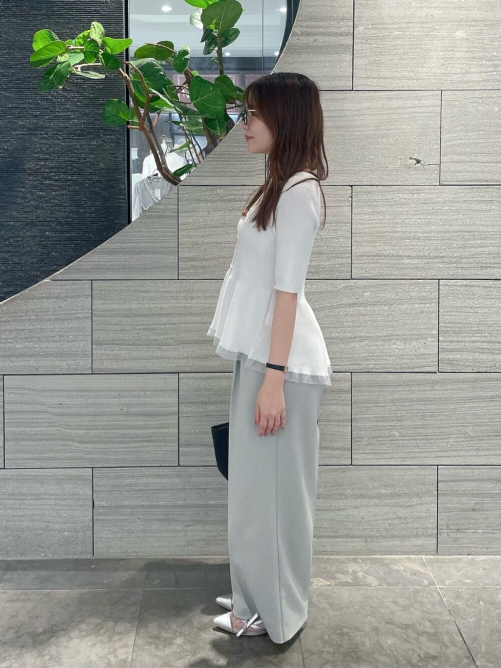 シルバー系のパンプス、グレー系のその他パンツ、ホワイト系のニット/セーターを着用したレディースの春コーディネートの3枚目の写真