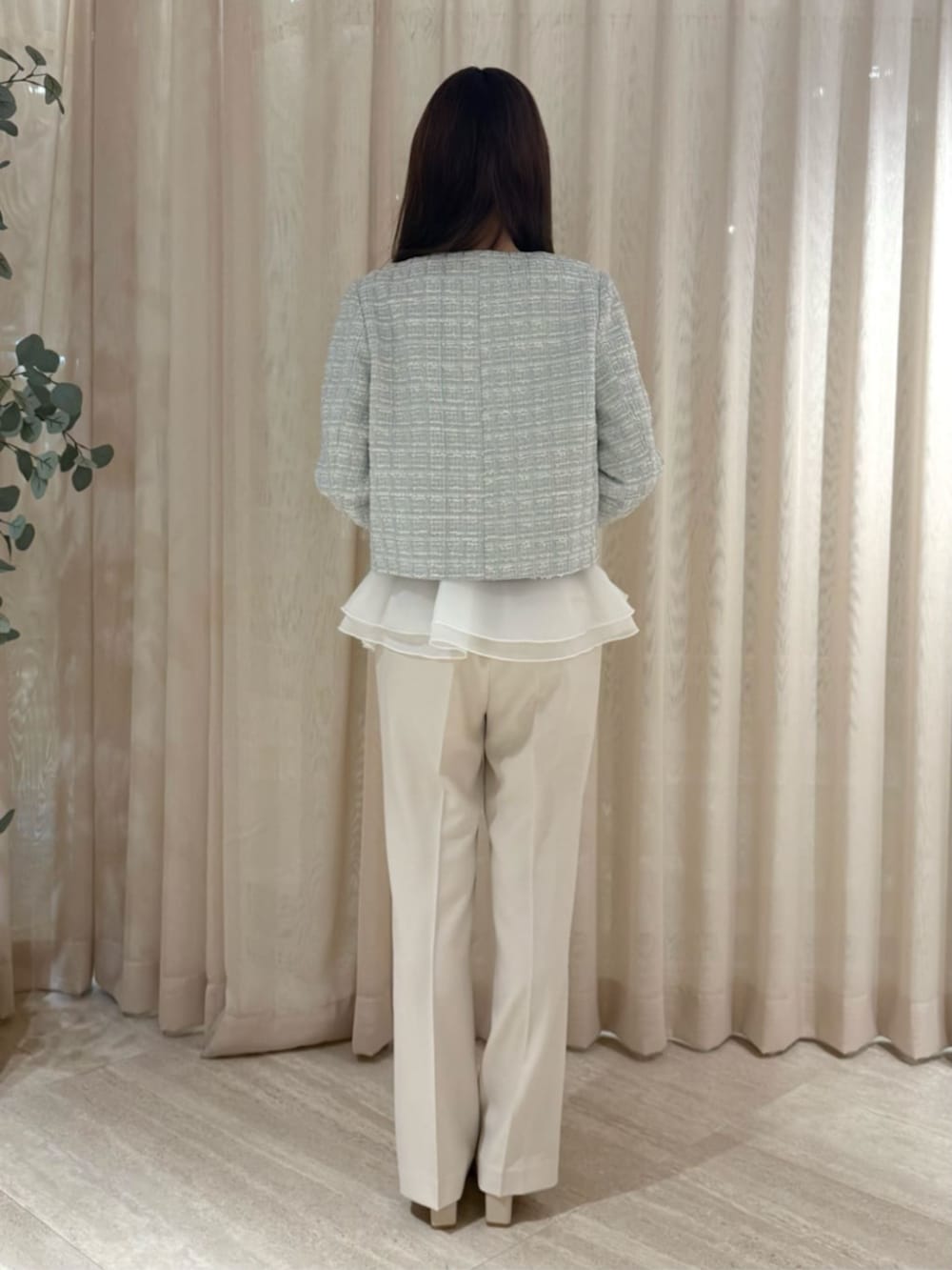 ホワイト系のその他パンツ、ベージュ系のパンプス、ブルー系のノーカラージャケットを着用したレディースの春コーディネートの3枚目の写真