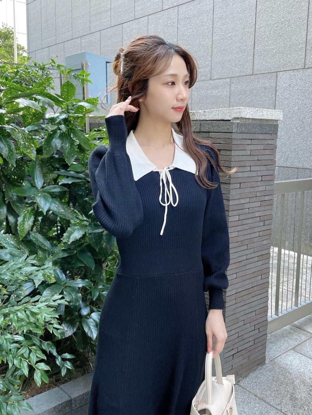 ブラック系のワンピースを着用したレディースの秋コーディネートの3枚目の写真