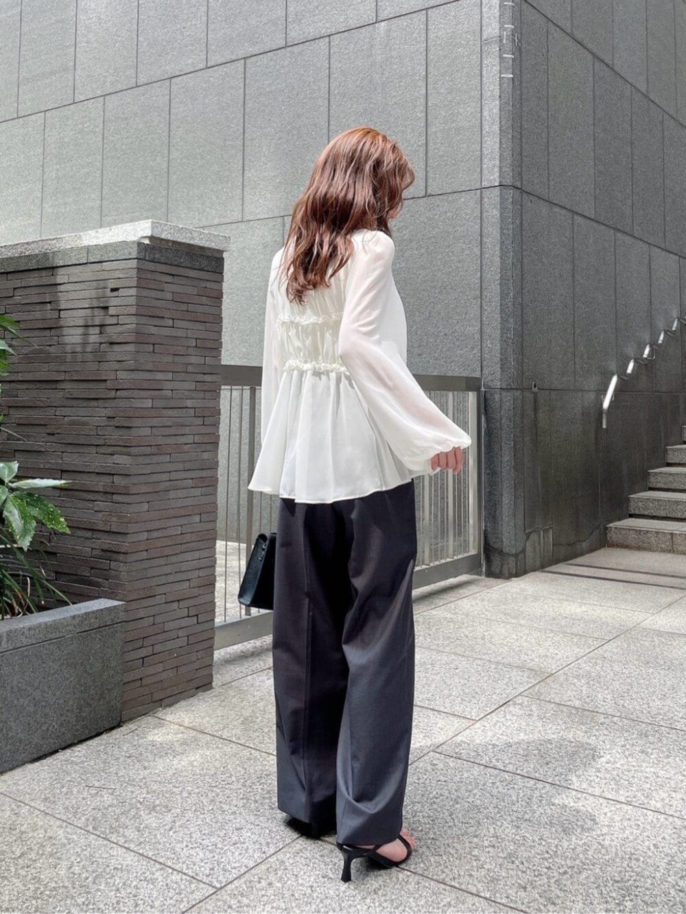 ブラック系のパンプス、ホワイト系のシャツ/ブラウス、ホワイト系のTシャツ/カットソーを着用したレディースの秋コーディネートの2枚目の写真