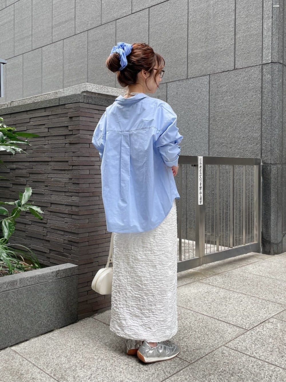 ホワイト系のTシャツ/カットソー、ブルー系のシャツ/ブラウス、ホワイト系のスカートを着用したレディースの春コーディネートの3枚目の写真