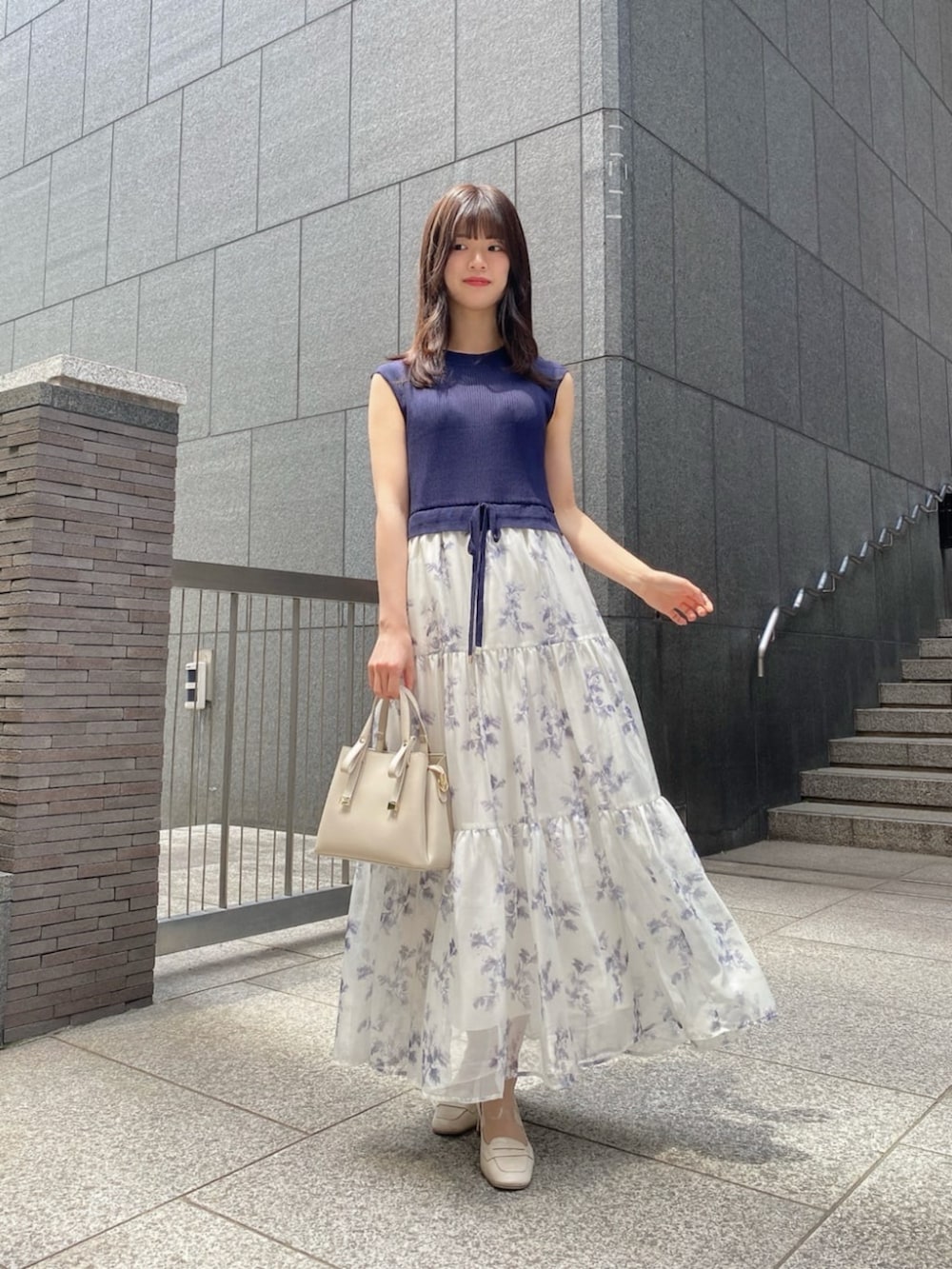 ホワイト系のカーディガン/ボレロ、ブルー系のワンピース、ベージュ系のショルダーバッグを着用したレディースの夏コーディネートの2枚目の写真