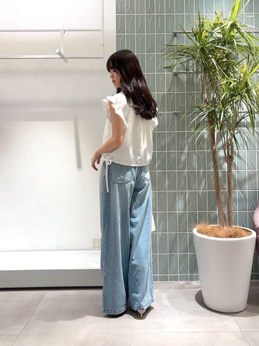 ホワイト系のショルダーバッグ、パープル系のパンプス、ホワイト系のシャツ/ブラウスを着用したレディースの夏コーディネートの3枚目の写真