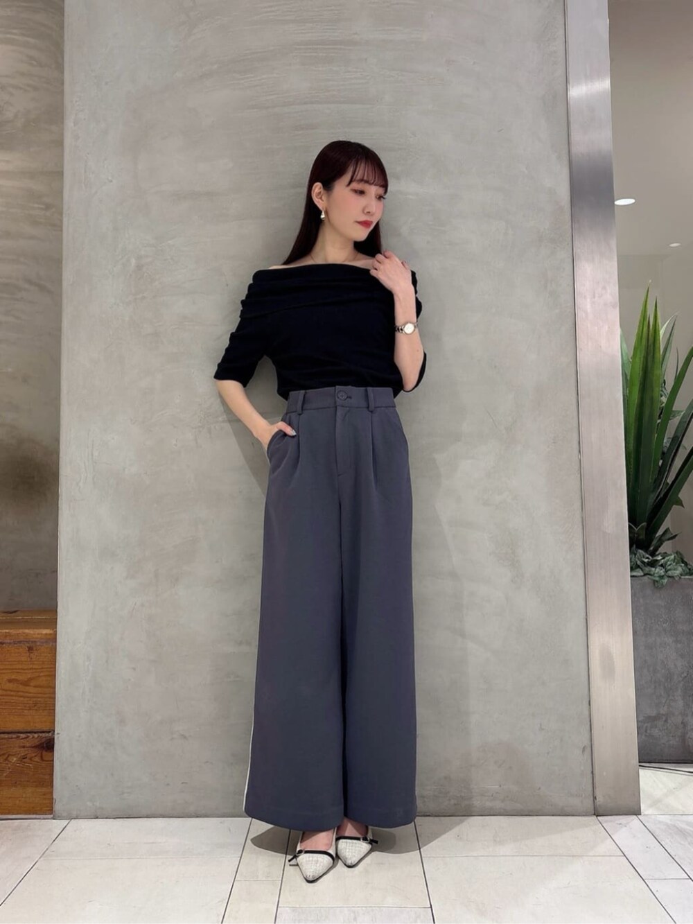 ブラック系のTシャツ/カットソー、グレー系のその他パンツを着用したレディースの春コーディネートの2枚目の写真