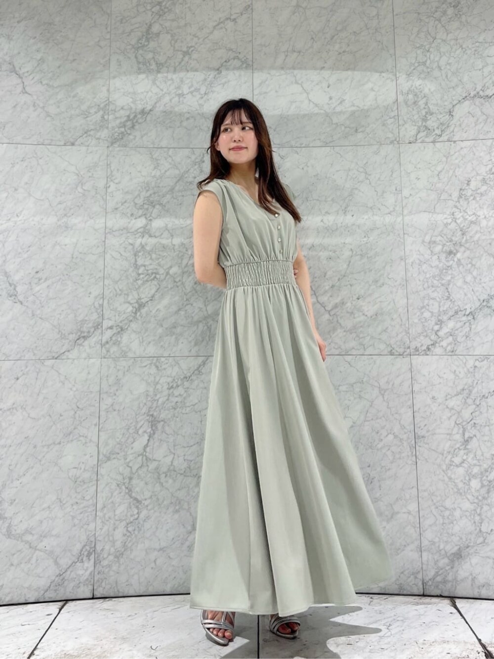 シルバー系のパンプス、ホワイト系のショルダーバッグ、ホワイト系のテーラードジャケットを着用したレディースの夏コーディネートの2枚目の写真