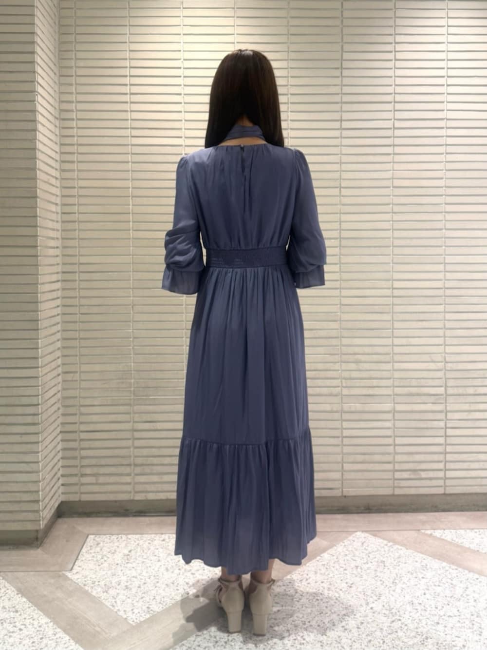 ホワイト系のショルダーバッグ、ベージュ系のパンプス、ブルー系のワンピースを着用したレディースの春コーディネートの3枚目の写真