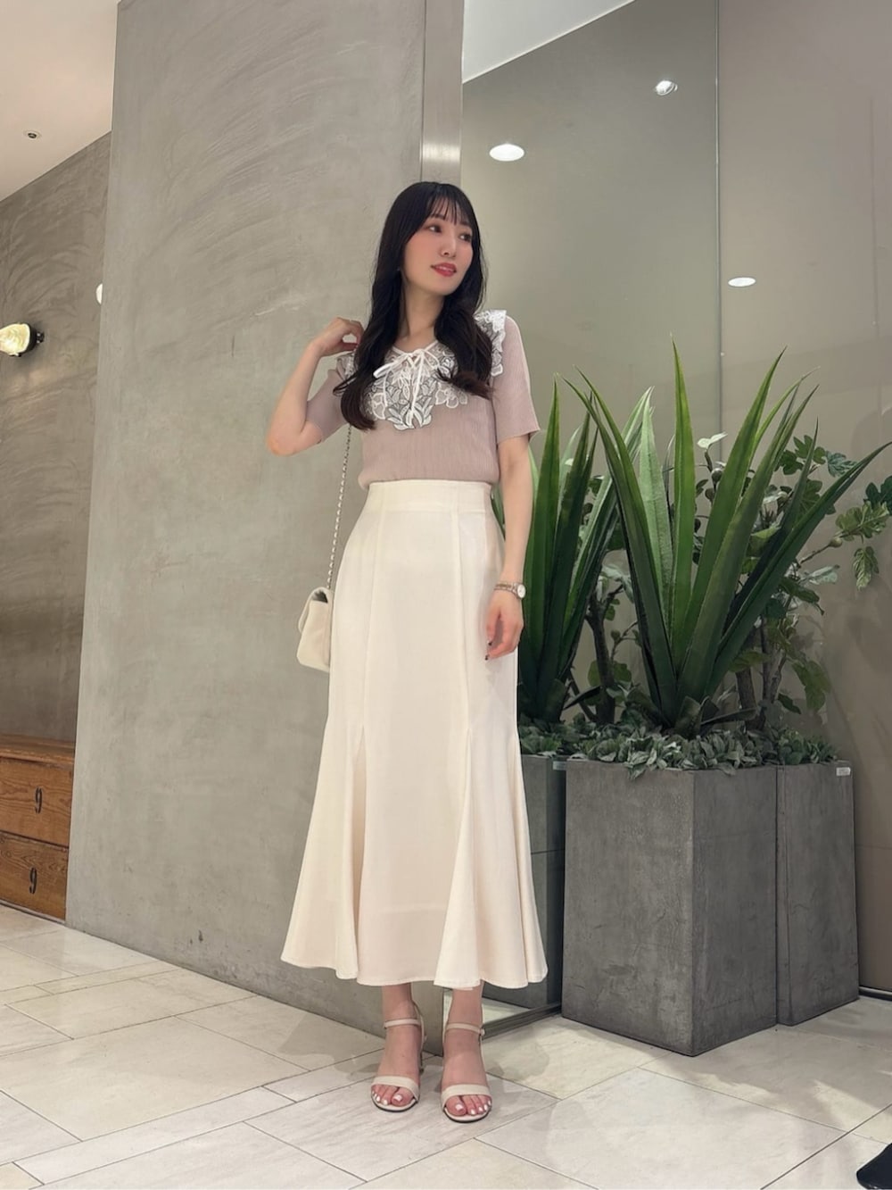 「夏コーデ、夏、カジュアル、カジュアルコーデ、シンプルコーデ、シンプル、大人カジュアル、大人コーデ、大人女子、大人かわいい、大人ガーリー、きれいめカジュアル、キレイめ、きれいめ、お出かけコーデ」|「PROPORTION BODY DRESSINGのパウダータッチキルトミニショルダー / 1215181406(ショルダーバッグ、ホワイト系)」を使った、PROPORTION STAFFさん(レディース・162cm)の夏コーディネートの2枚目の写真