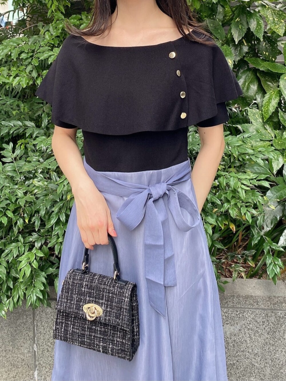 ブルー系のワンピース、ブラック系のショルダーバッグを着用したレディースの秋コーディネートの3枚目の写真