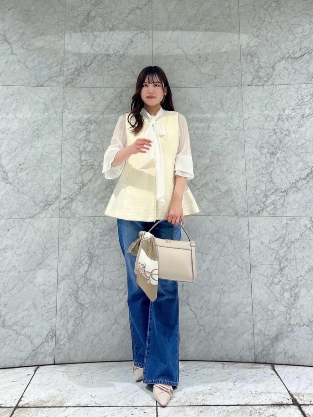 ホワイト系のパンプス、ホワイト系のシャツ/ブラウス、ホワイト系のテーラードジャケットを着用したレディースの秋コーディネートの3枚目の写真