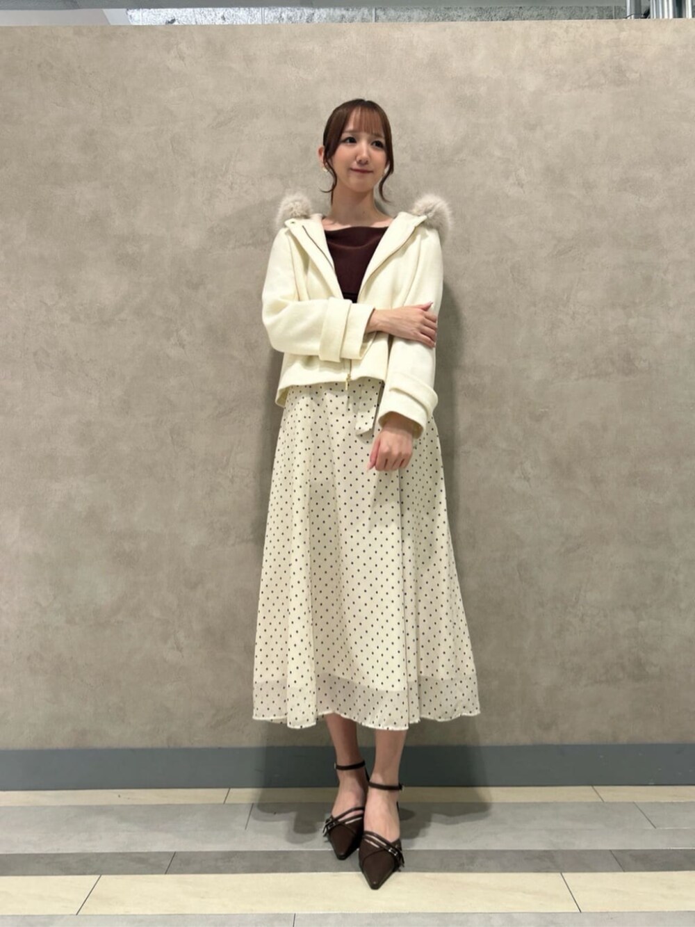 ホワイト系のワンピース、ホワイト系のブルゾン、ホワイト系のショルダーバッグを着用したレディースの秋コーディネートの2枚目の写真