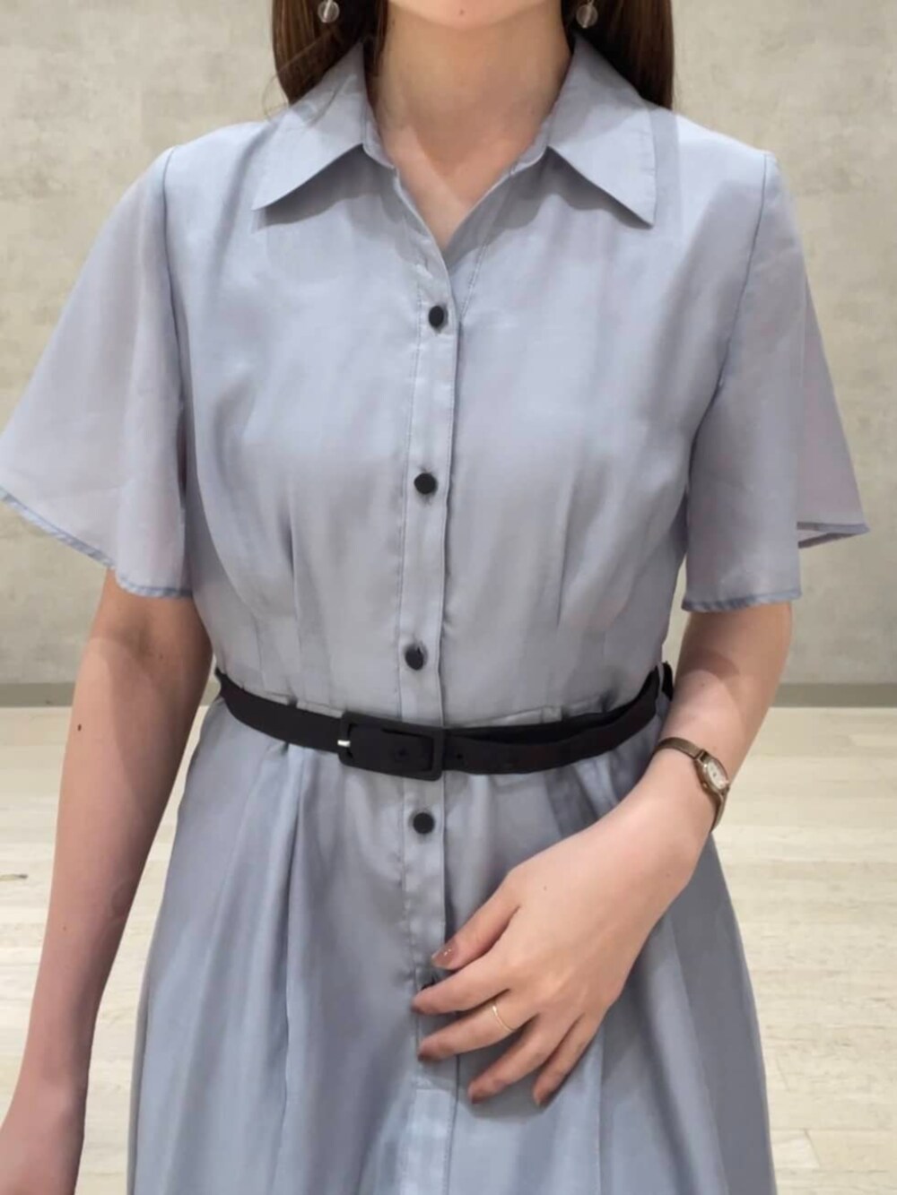 ホワイト系のショルダーバッグ、ブルー系のワンピースを着用したレディースの夏コーディネートの3枚目の写真