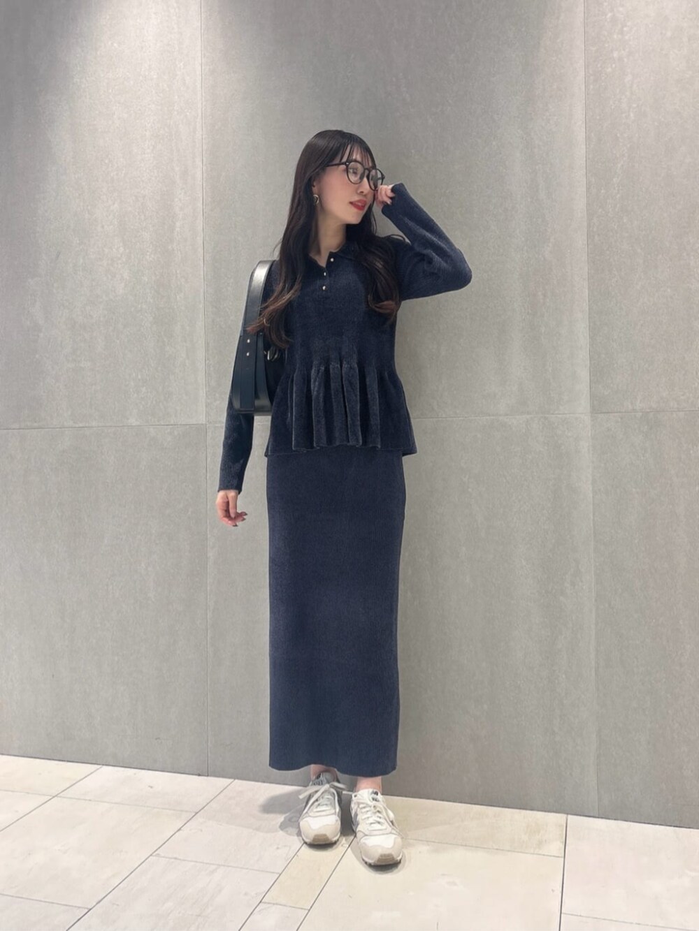 ブルー系のワンピースを着用したレディースの秋コーディネートの2枚目の写真