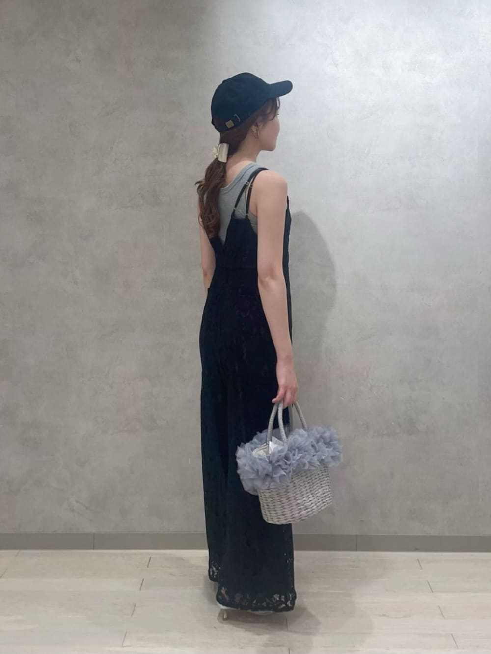 シルバー系のパンプス、グレー系のショルダーバッグ、ブラック系のつなぎ/オールインワンを着用したレディースの夏コーディネートの2枚目の写真