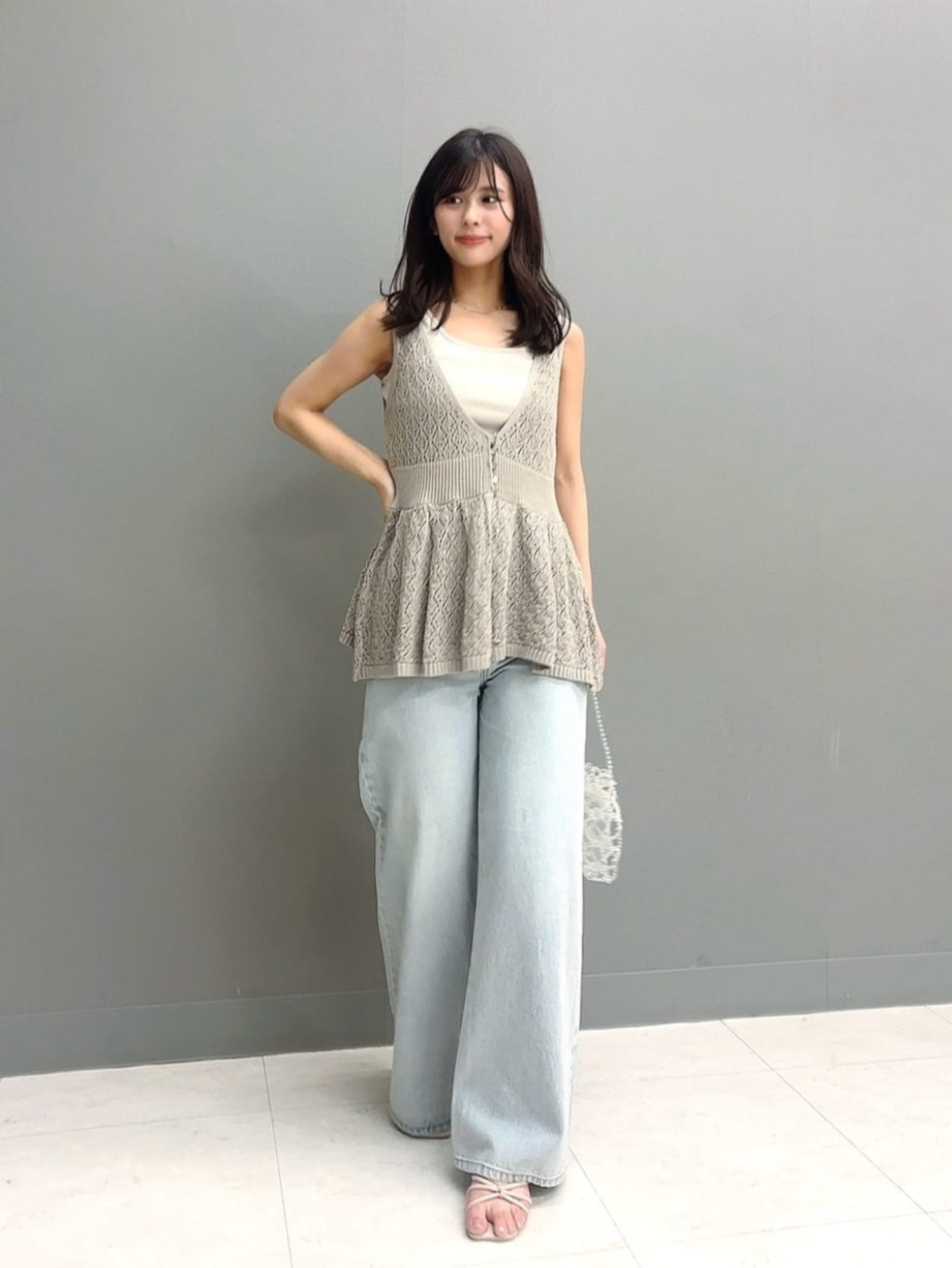 ブルー系のその他パンツ、グレー系のニット/セーターを着用したレディースの夏コーディネートの2枚目の写真