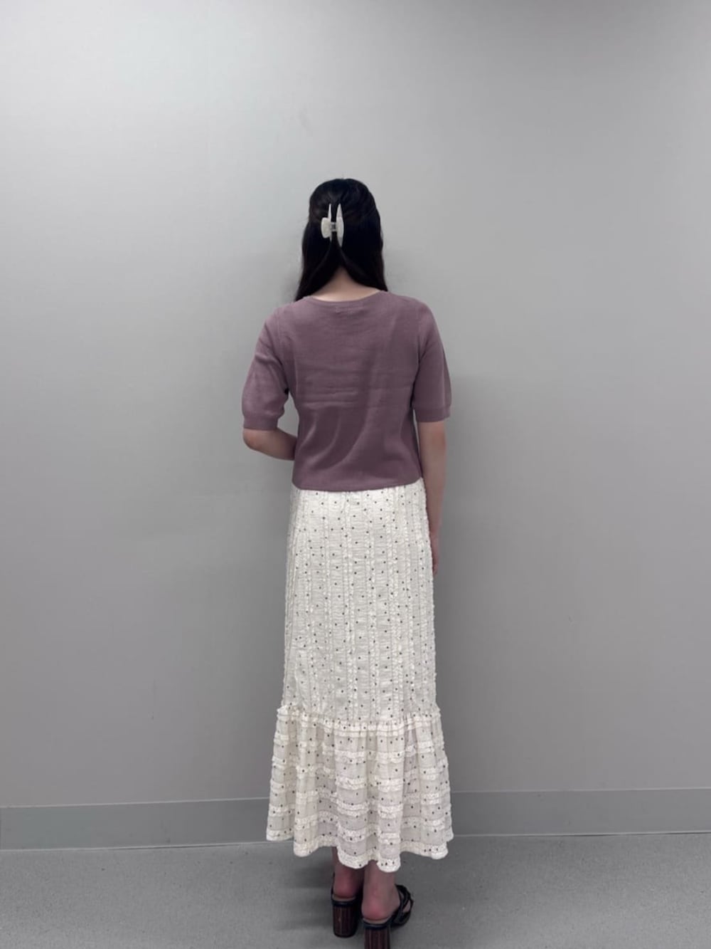 ピンク系のカーディガン/ボレロ、ホワイト系のスカートを着用したレディースの秋コーディネートの3枚目の写真