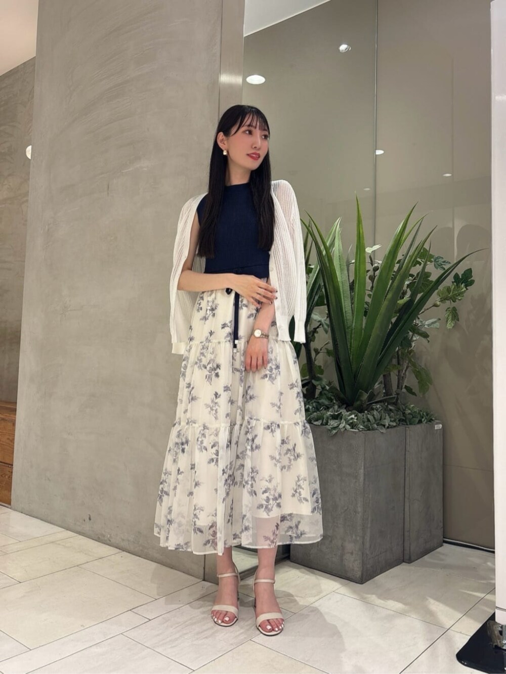 ホワイト系のカーディガン/ボレロ、ブルー系のワンピースを着用したレディースの夏コーディネートの3枚目の写真