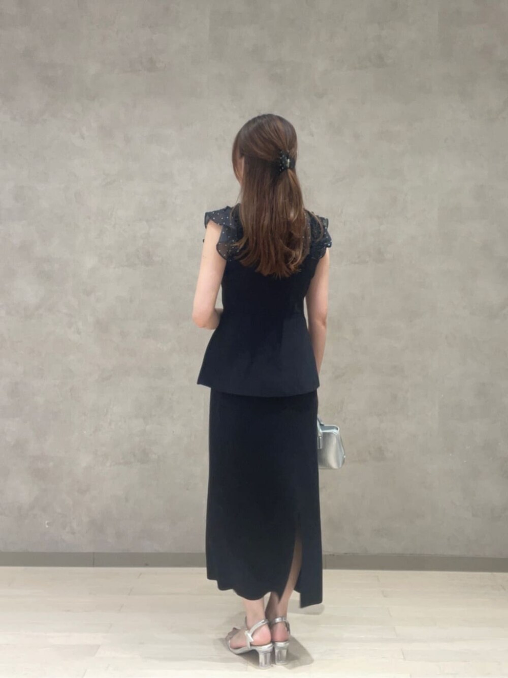 シルバー系のトートバッグ、ブラック系のシャツ/ブラウス、ブラック系のワンピースを着用したレディースの夏コーディネートの3枚目の写真