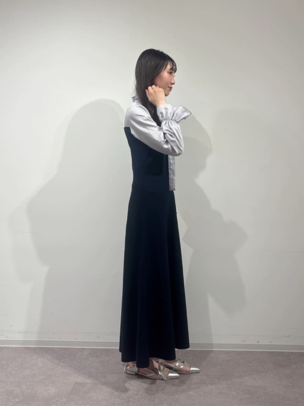 ブルー系のワンピース、シルバー系のパンプスを着用したレディースの春コーディネートの2枚目の写真