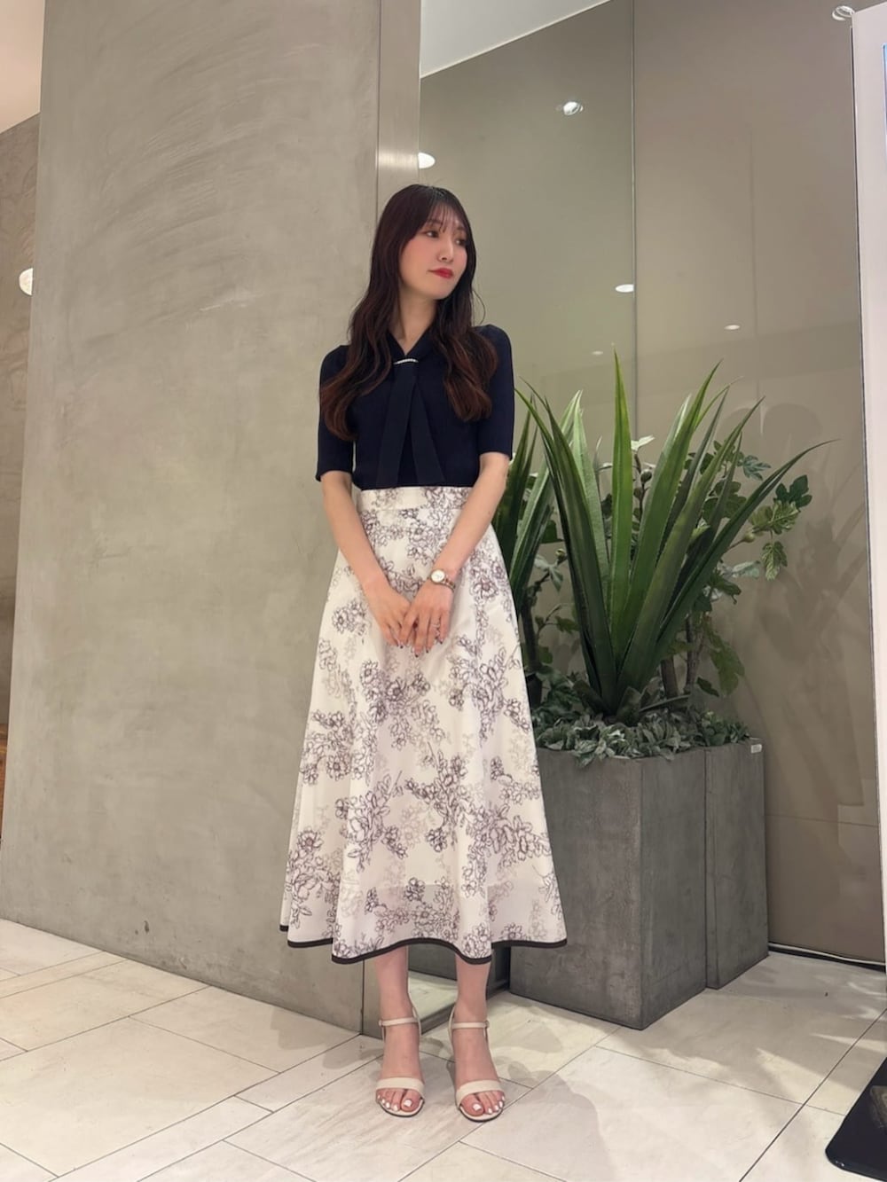「カジュアル、カジュアルコーデ、シンプルコーデ、シンプル、休日スタイル、休日コーデ、お出かけコーデ、オトナカジュアル、オトナ女子、オトナカワイイ、きれいめカジュアル、キレイめ、きれいめ、シンプルスタイル、大人女子」｜「PROPORTION BODY DRESSINGのパール付きボウタイニット / 1215170512（ニット/セーター、ブルー系）」を使った、PROPORTION STAFFさん（レディース・162cm）の夏コーディネートの3枚目の写真