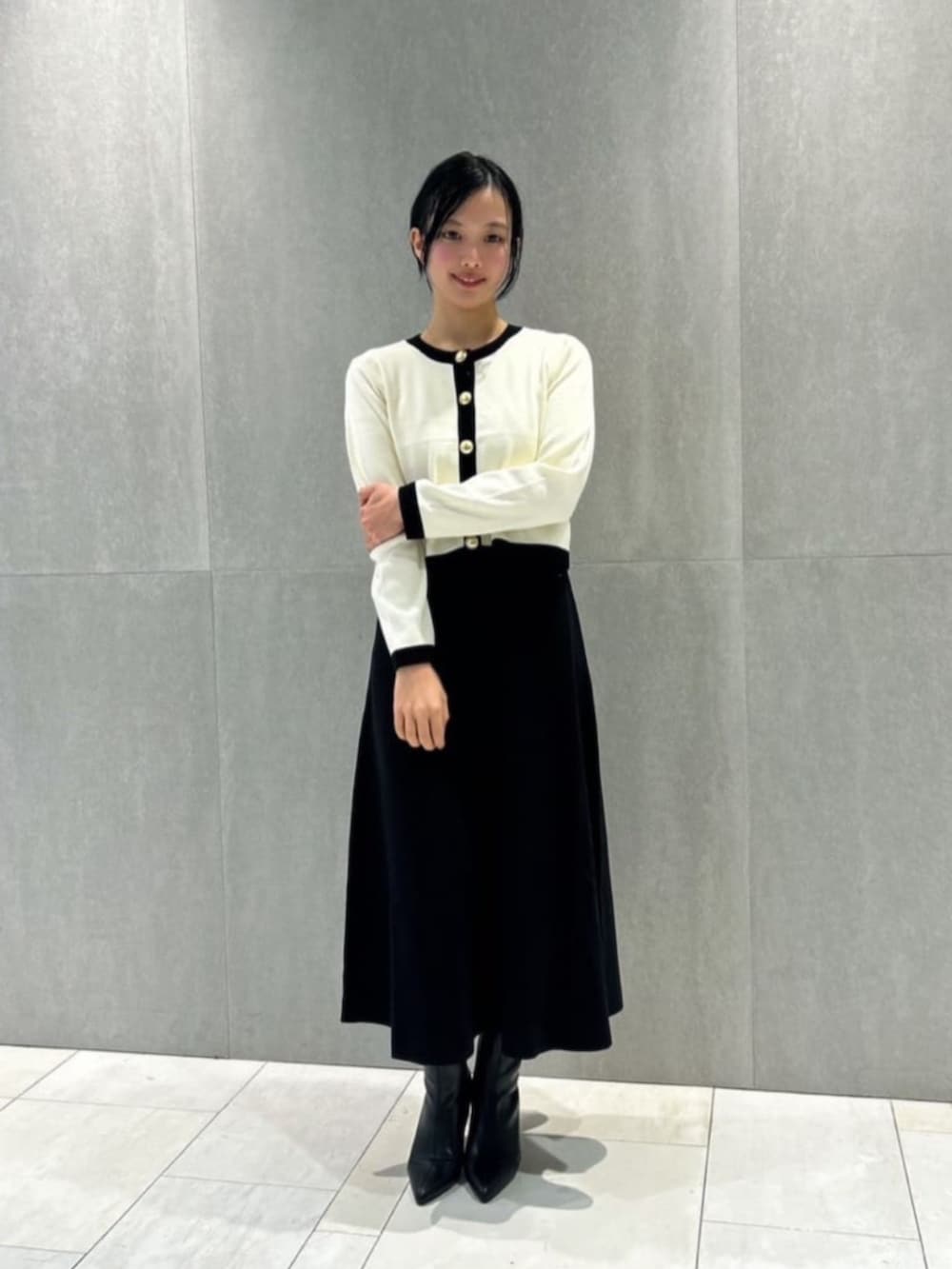 ホワイト系のワンピースを着用したレディースの冬コーディネートの3枚目の写真