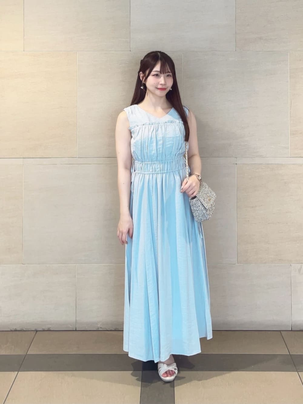 ブラック系のショルダーバッグ、ブルー系のパーカー、ブルー系のワンピースを着用したレディースの夏コーディネートの2枚目の写真