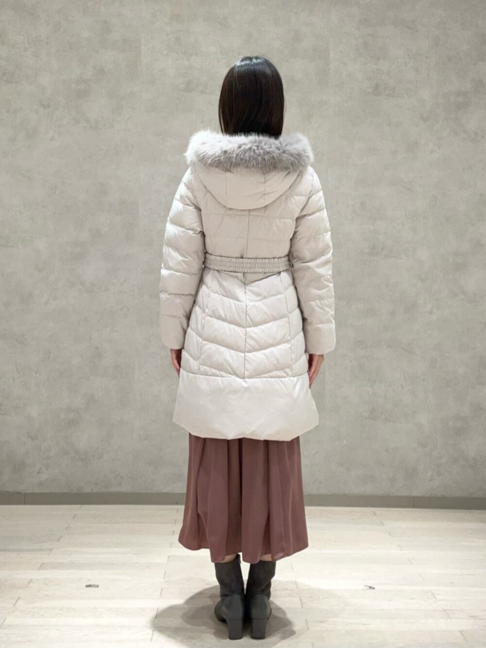 ホワイト系のダウンジャケット/コート、ピンク系のワンピースを着用したレディースの冬コーディネートの3枚目の写真