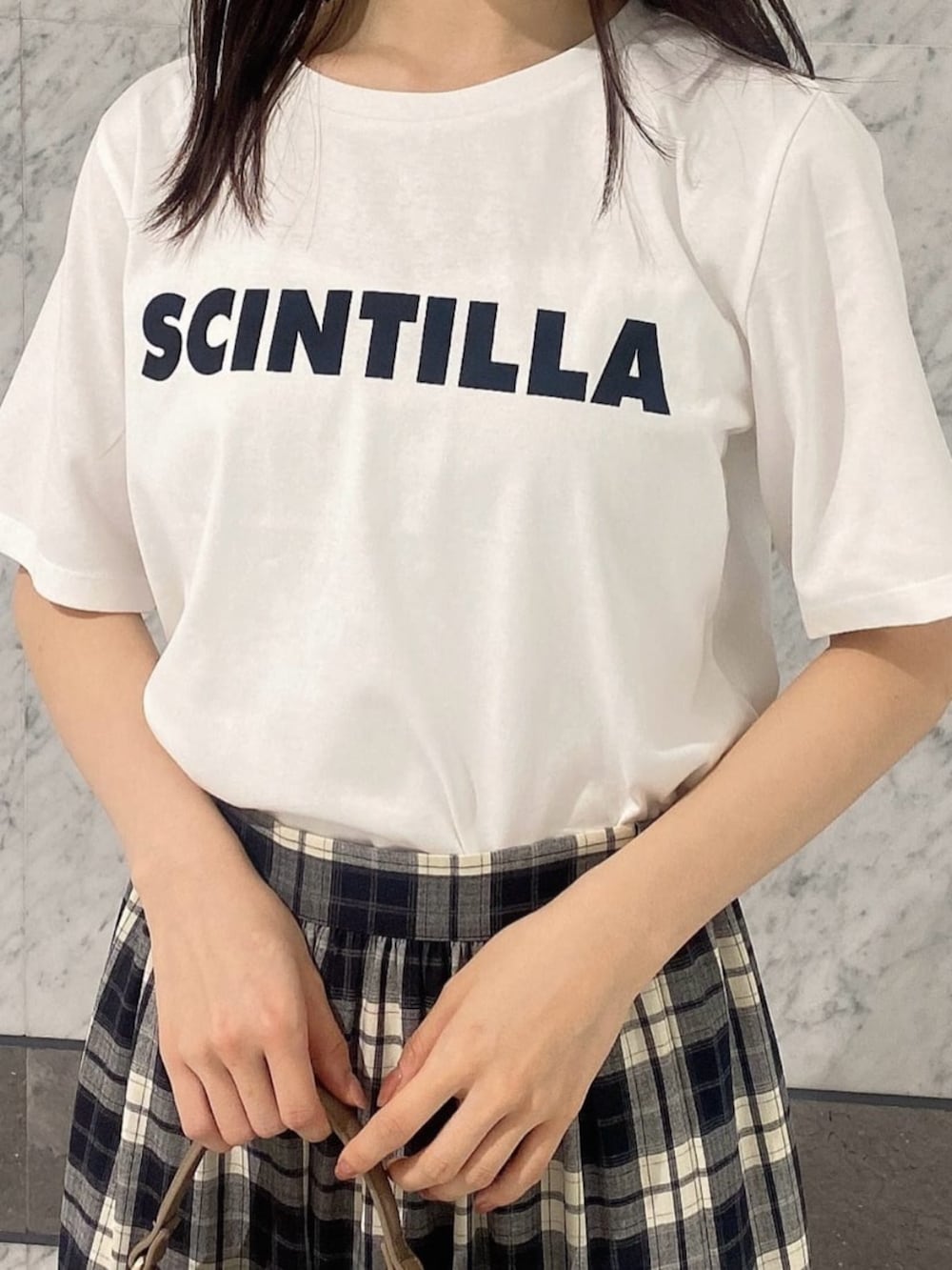 ホワイト系のTシャツ/カットソー、ベージュ系のスカートを着用したレディースの秋コーディネートの3枚目の写真