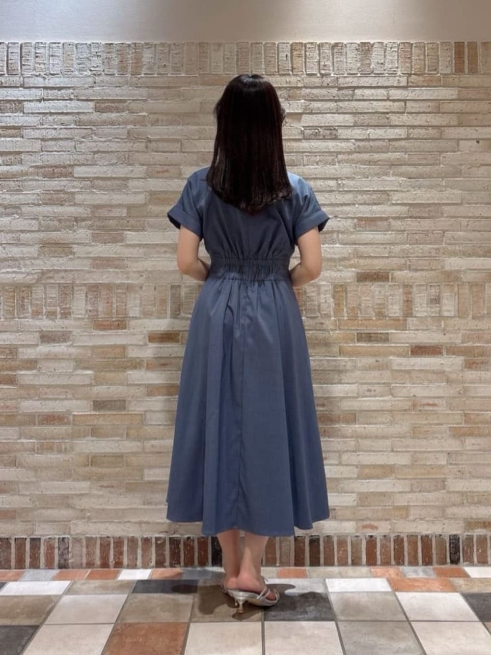 シルバー系のパンプス、ホワイト系のショルダーバッグ、ブルー系のワンピースを着用したレディースの夏コーディネートの3枚目の写真