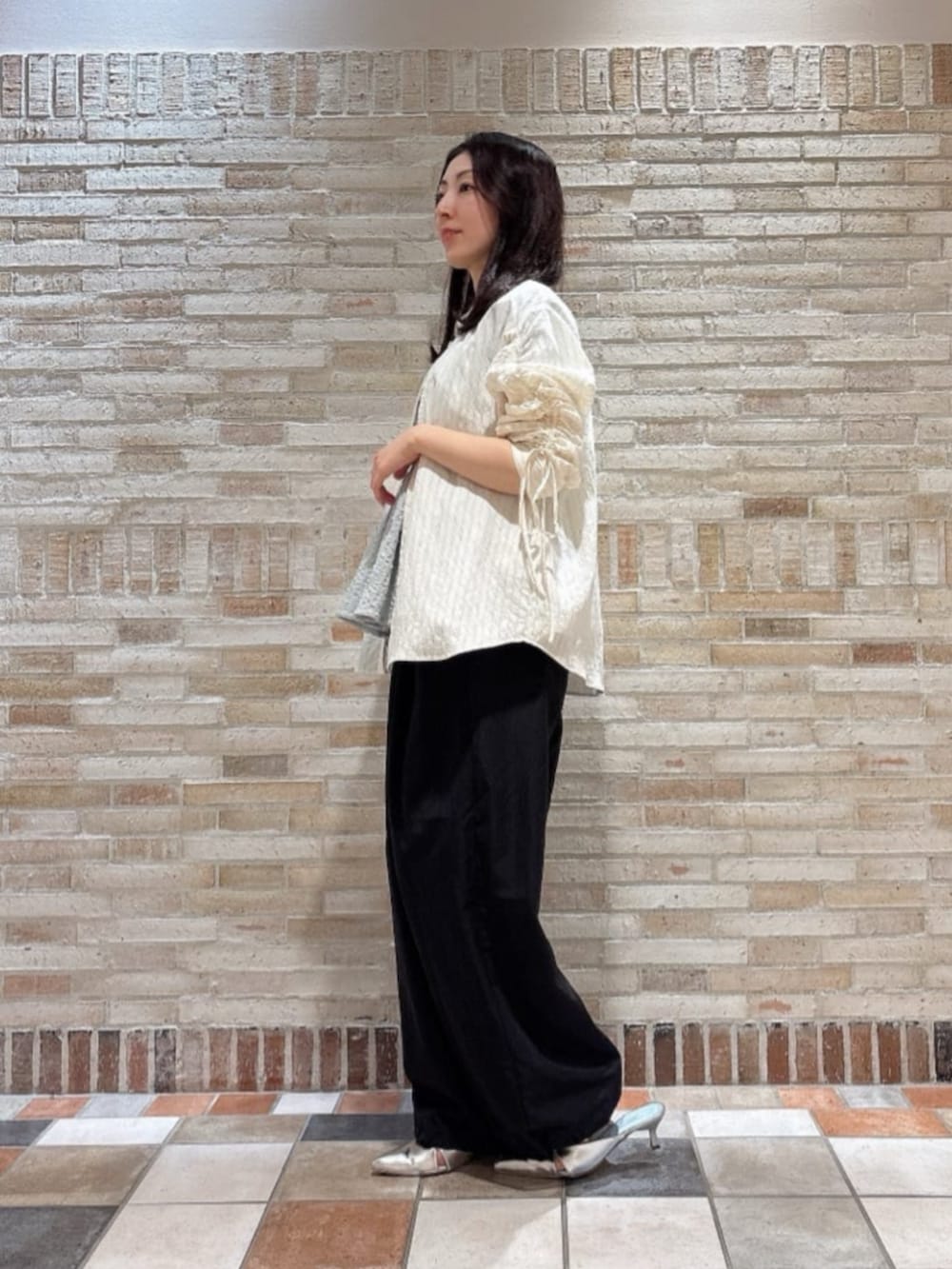 ブラック系のその他パンツ、ホワイト系のシャツ/ブラウス、ブラック系のTシャツ/カットソーを着用したレディースの春コーディネートの2枚目の写真