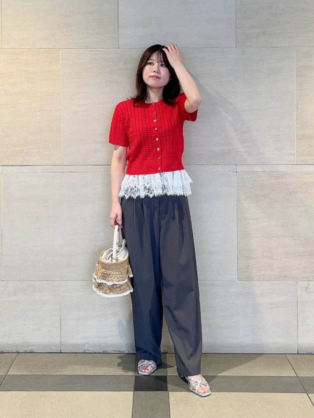 シルバー系のパンプス、ベージュ系のショルダーバッグ、レッド系のニット/セーターを着用したレディースの夏コーディネートの3枚目の写真