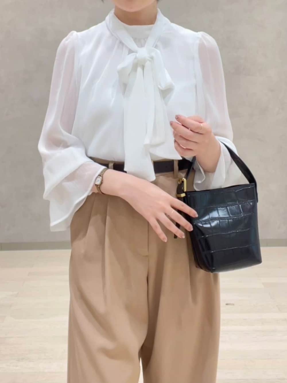 ホワイト系のシャツ/ブラウス、ベージュ系のその他パンツ、ブラック系のパンプスを着用したレディースの秋コーディネートの3枚目の写真