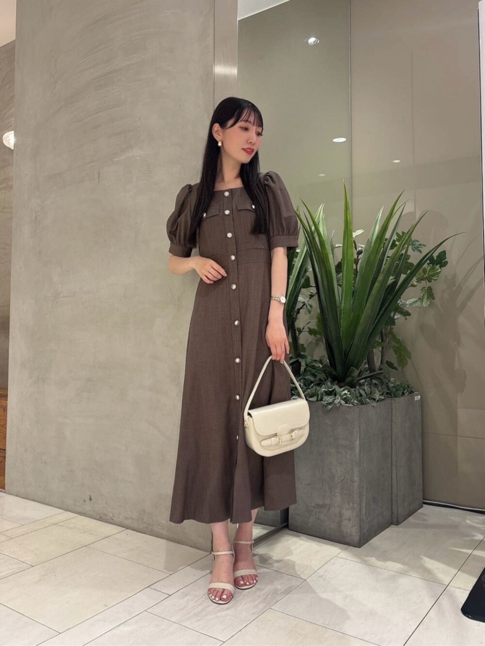 「ワンピース、夏コーデ、秋コーデ、大人カジュアル、大人コーデ、大人女子、大人かわいい、大人ガーリー、カジュアル、カジュアルコーデ、シンプルコーデ、シンプル、きれいめカジュアル、キレイめ、きれいめ」｜「EDIT COLOGNEのフロントベルトミニショルダーバッグ（ショルダーバッグ、ホワイト系）」を使った、PROPORTION STAFFさん（レディース・162cm）の夏コーディネートの2枚目の写真