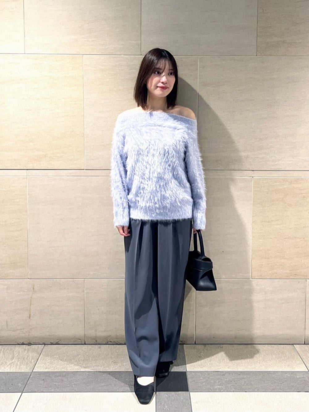 グレー系のその他パンツ、ブルー系のニット/セーターを着用したレディースの秋コーディネートの3枚目の写真