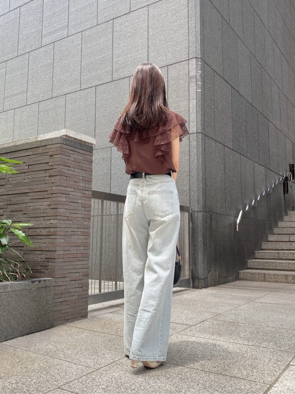 ブラック系のショルダーバッグ、ブラウン系のシャツ/ブラウス、ブルー系のその他パンツを着用したレディースの夏コーディネートの3枚目の写真