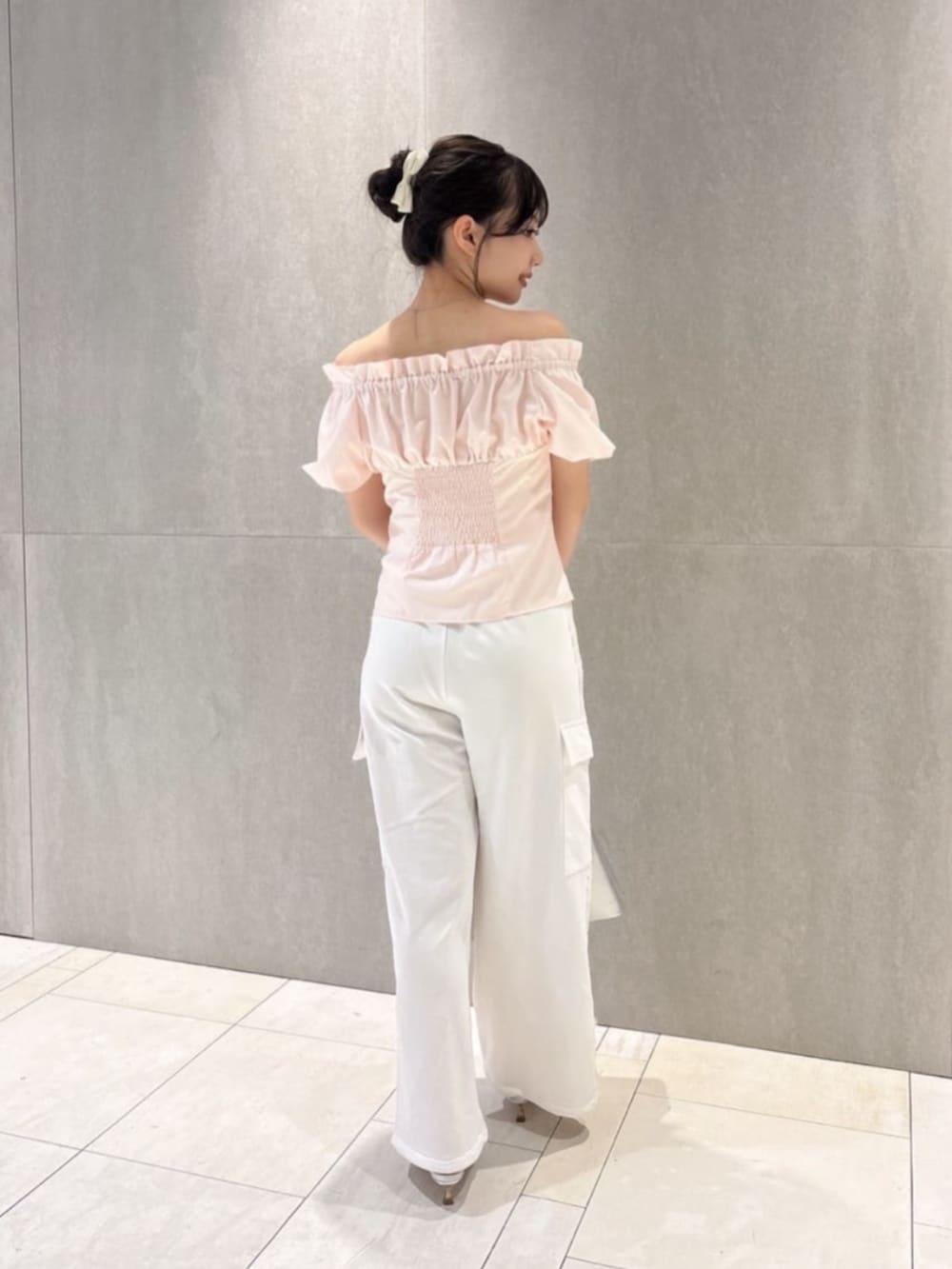シルバー系のパンプス、シルバー系のショルダーバッグ、ピンク系のシャツ/ブラウスを着用したレディースの夏コーディネートの3枚目の写真