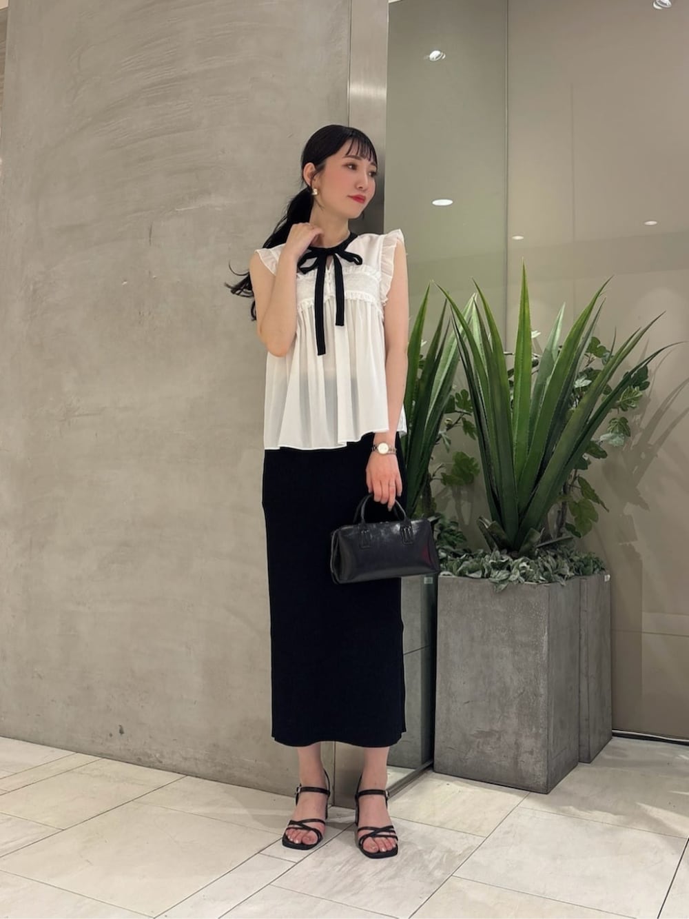 ブラック系のトートバッグ、ホワイト系のシャツ/ブラウス、ブラック系のワンピースを着用したレディースの夏コーディネートの2枚目の写真