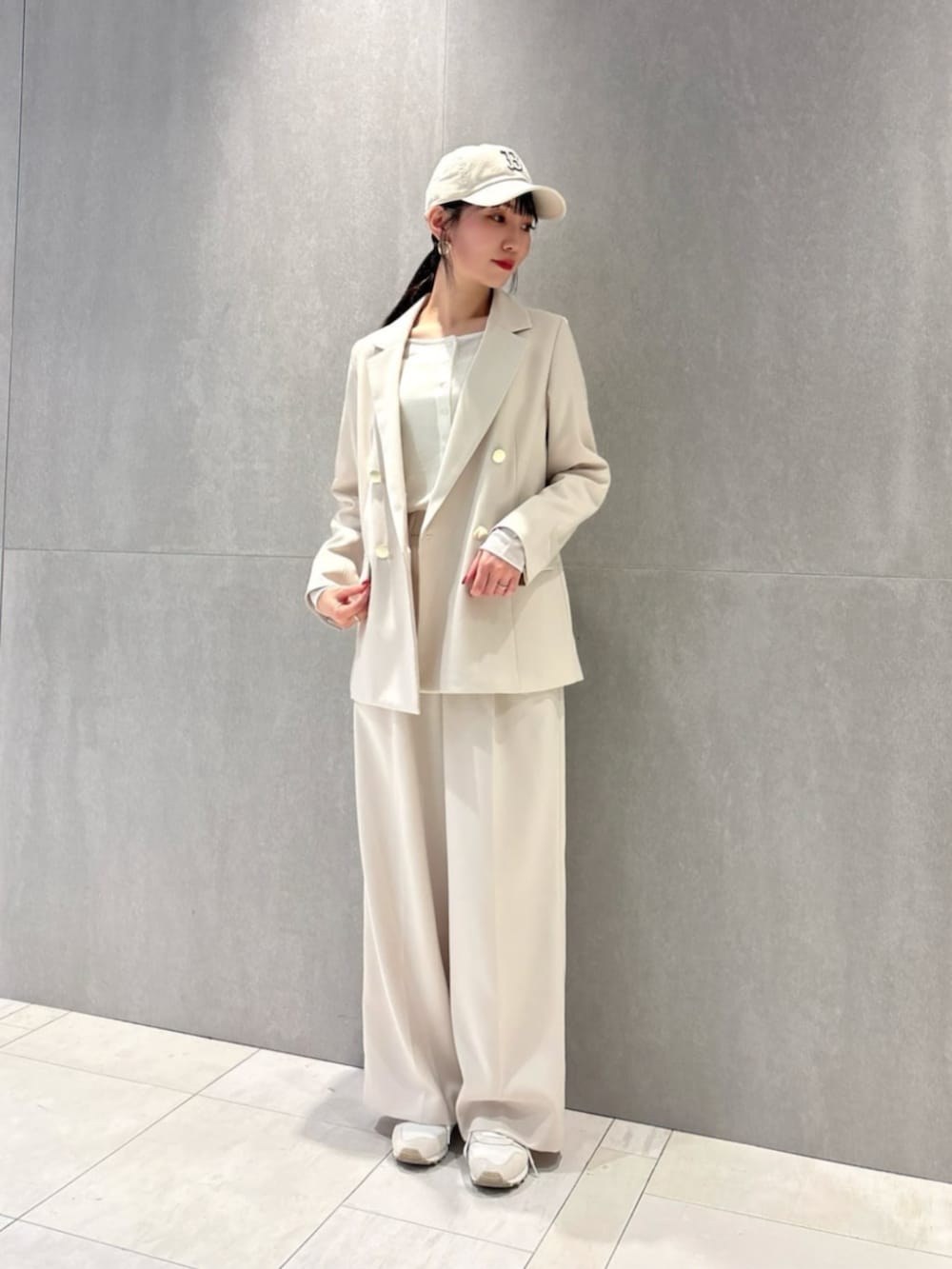 ホワイト系のテーラードジャケット、ホワイト系のキャミソール、ホワイト系のTシャツ/カットソーを着用したレディースの冬コーディネートの2枚目の写真