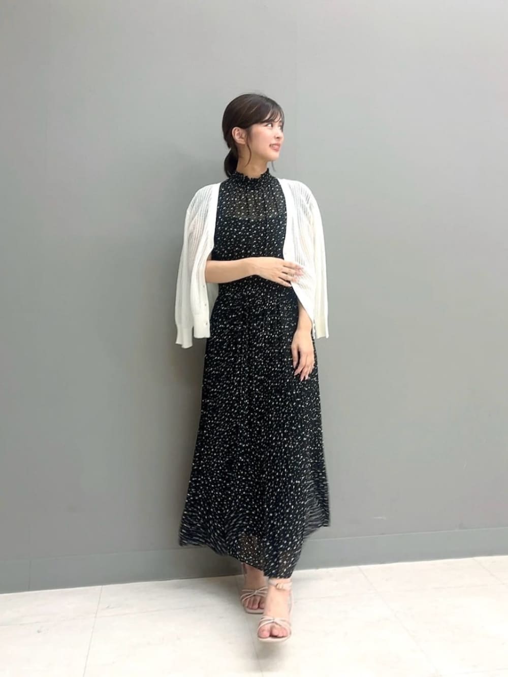 ホワイト系のカーディガン/ボレロ、ブラック系のワンピースを着用したレディースの夏コーディネートの2枚目の写真