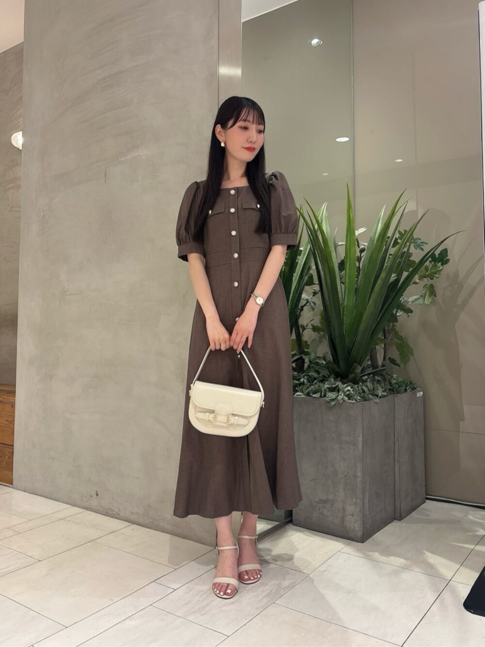 「ワンピース、夏コーデ、秋コーデ、大人カジュアル、大人コーデ、大人女子、大人かわいい、大人ガーリー、カジュアル、カジュアルコーデ、シンプルコーデ、シンプル、きれいめカジュアル、キレイめ、きれいめ」｜「EDIT COLOGNEのフロントベルトミニショルダーバッグ（ショルダーバッグ、ホワイト系）」を使った、PROPORTION STAFFさん（レディース・162cm）の夏コーディネートの3枚目の写真