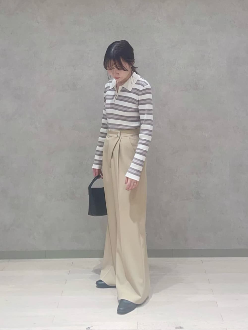 ホワイト系のニット/セーター、ベージュ系のその他パンツを着用したレディースの冬コーディネートの2枚目の写真