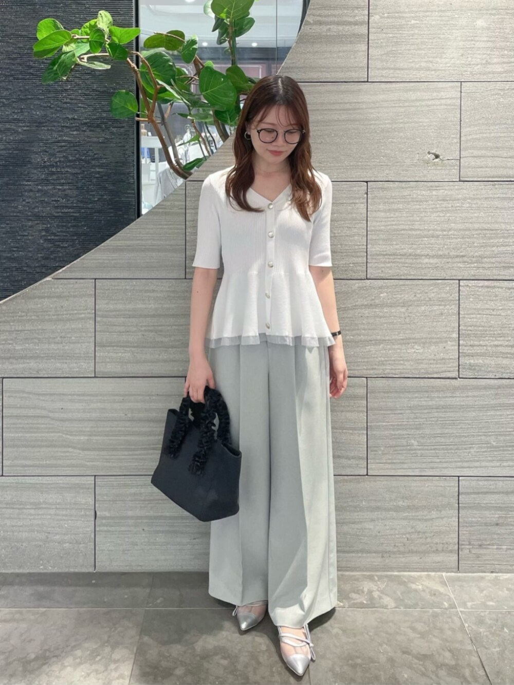シルバー系のパンプス、グレー系のその他パンツ、ホワイト系のニット/セーターを着用したレディースの春コーディネートの2枚目の写真