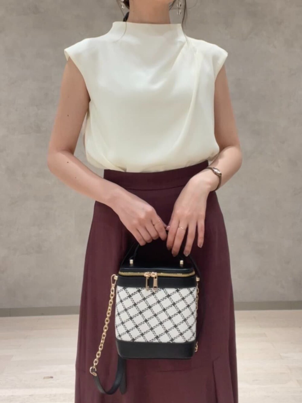 ホワイト系のシャツ/ブラウス、レッド系のスカート、ホワイト系のショルダーバッグを着用したレディースの夏コーディネートの3枚目の写真