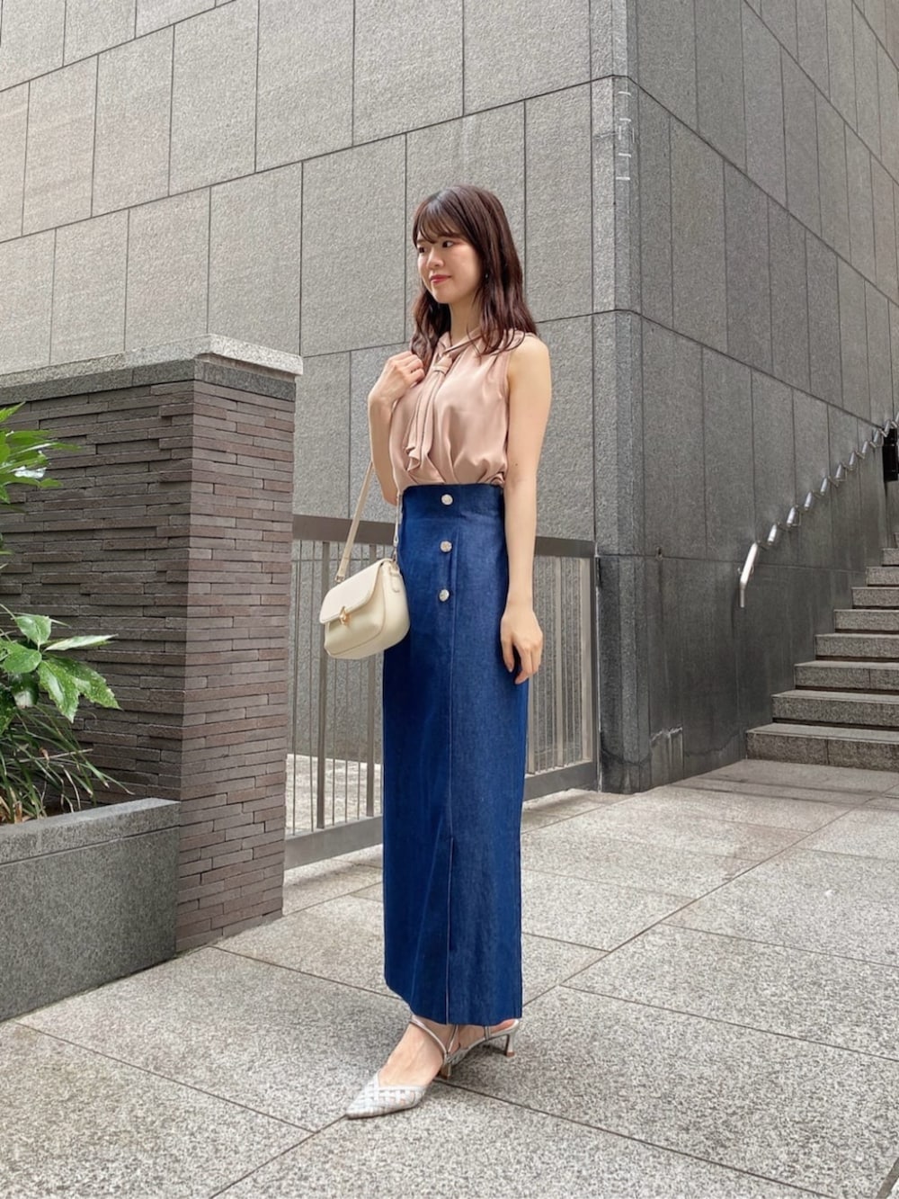 ベージュ系のシャツ/ブラウス、ブルー系のスカートを着用したレディースの夏コーディネートの2枚目の写真