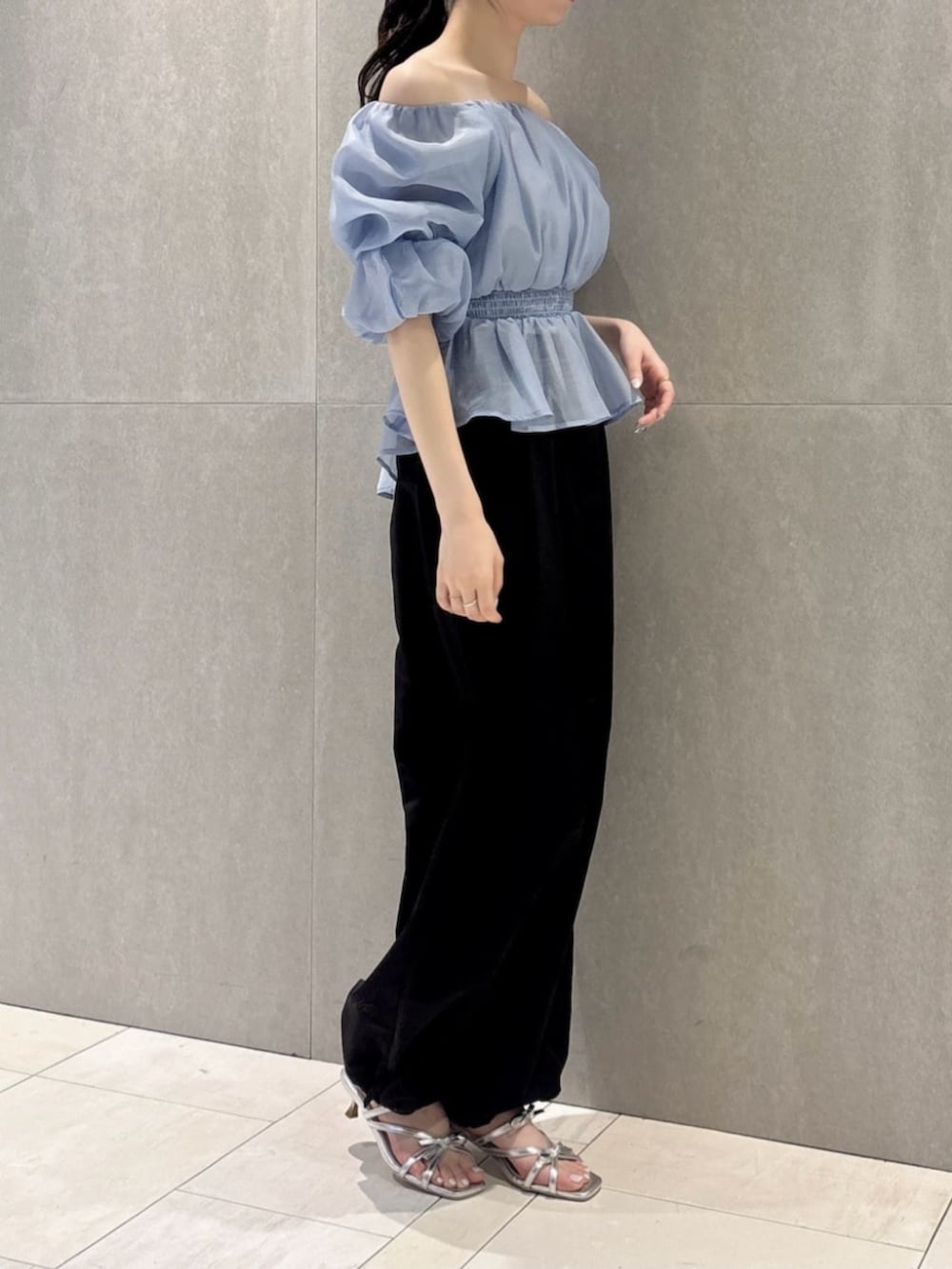シルバー系のパンプス、ブルー系のシャツ/ブラウス、ブラック系のその他パンツを着用したレディースの春コーディネートの2枚目の写真