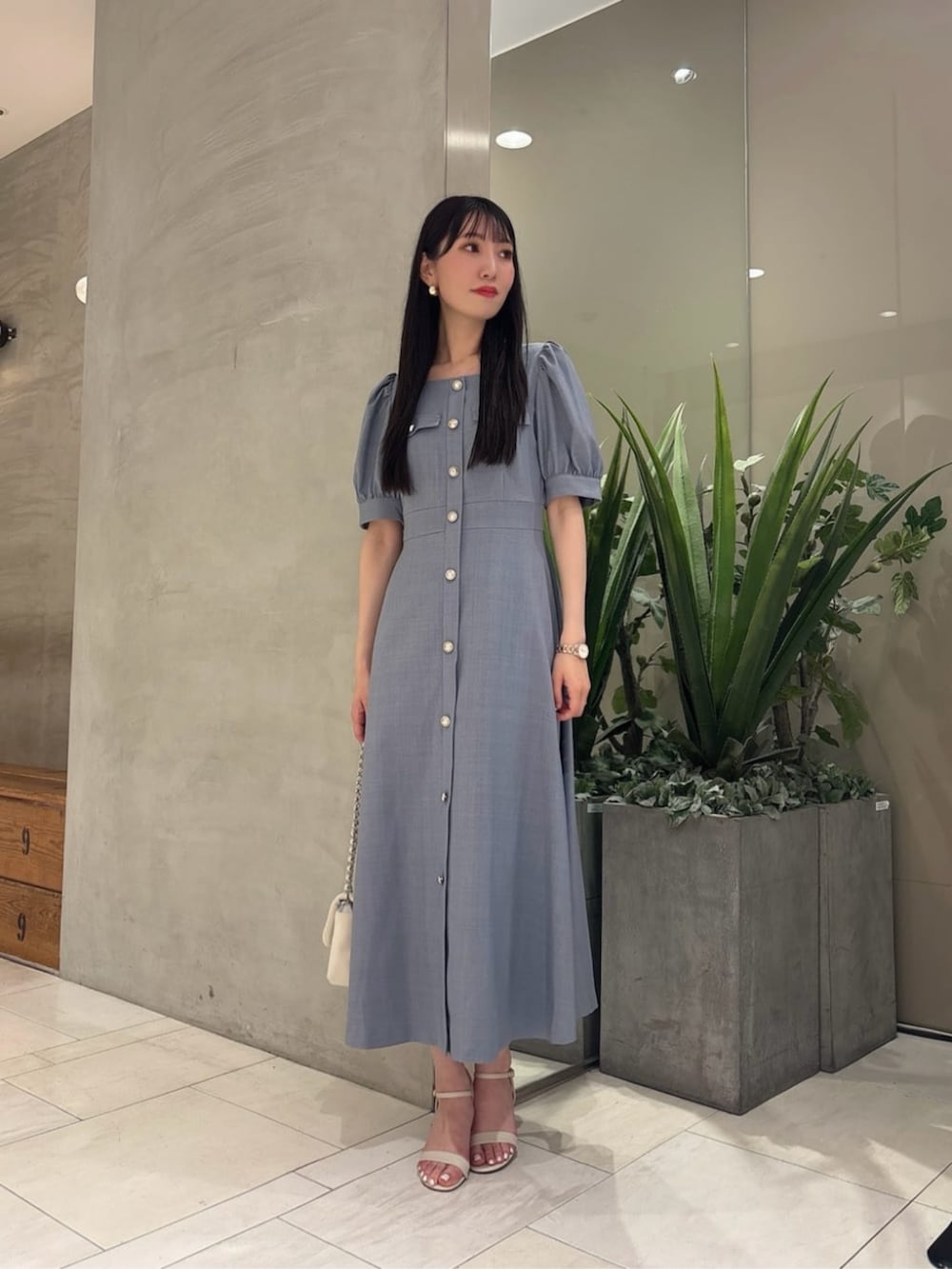「カジュアル、カジュアルコーデ、シンプルコーデ、シンプル、ワンピース、ワンピーススタイル、ワンピースコーデ、夏コーデ、夏、夏コーデ、オトナカジュアル、オトナ女子、大人カジュアル、大人コーデ、大人女子」｜「EDIT COLOGNEのフロントベルトミニショルダーバッグ（ショルダーバッグ、ホワイト系）」を使った、PROPORTION STAFFさん（レディース・162cm）の夏コーディネートの2枚目の写真