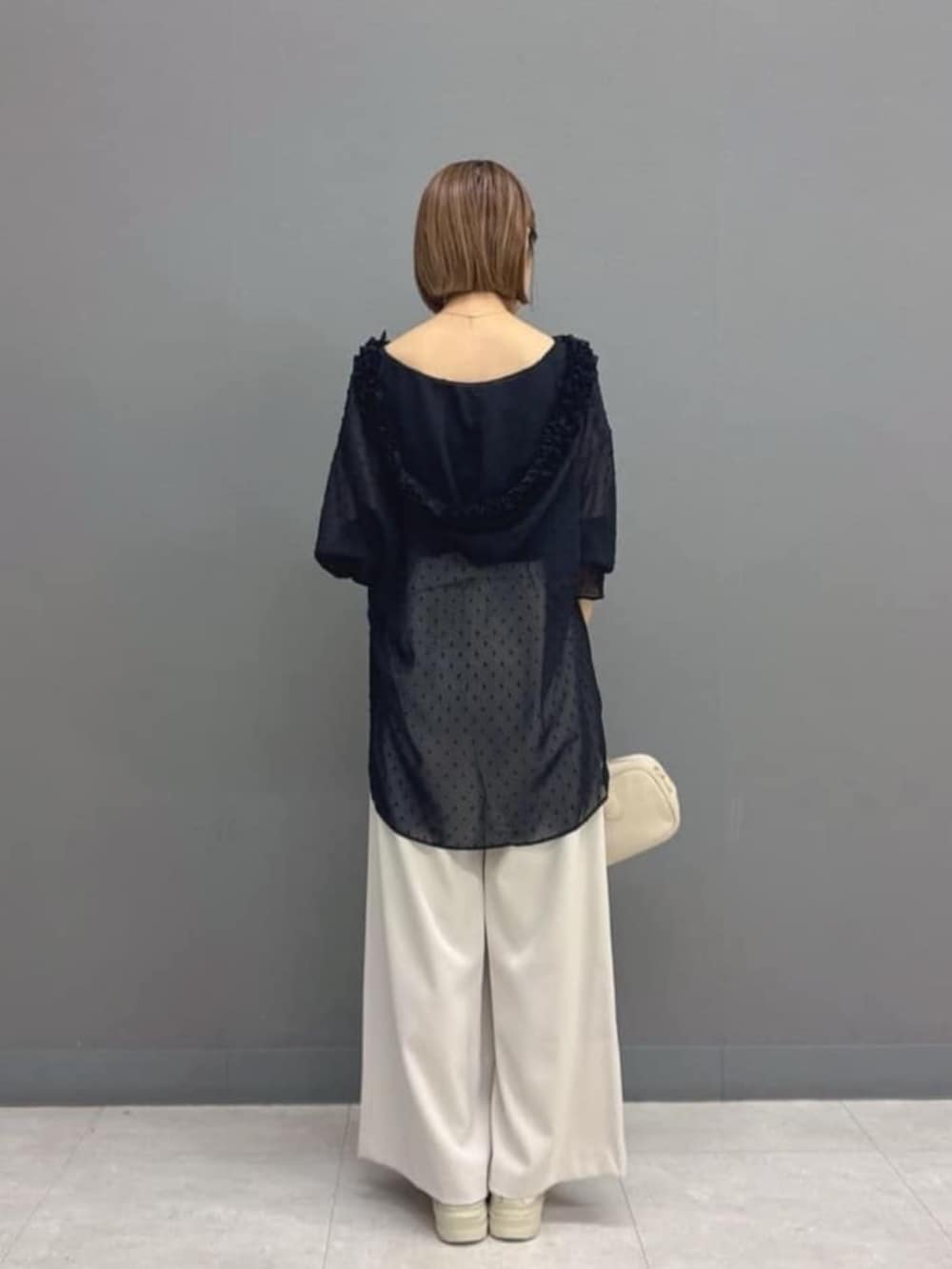 ブラック系のシャツ/ブラウス、グレー系のその他パンツ、ホワイト系のボストンバッグを着用したレディースの秋コーディネートの3枚目の写真