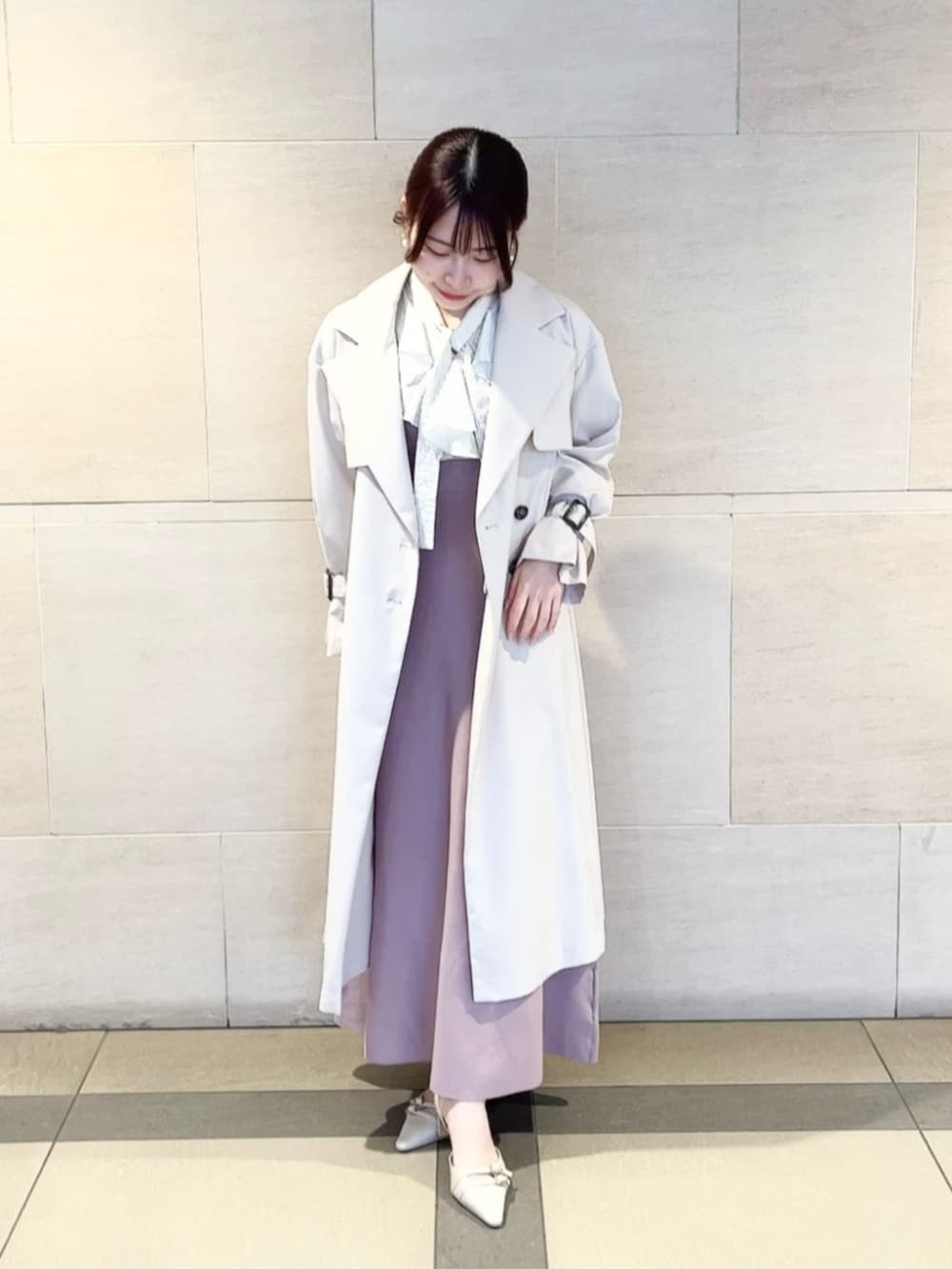 ベージュ系のパンプス、ベージュ系のトレンチコート、ピンク系のワンピースを着用したレディースの春コーディネートの3枚目の写真